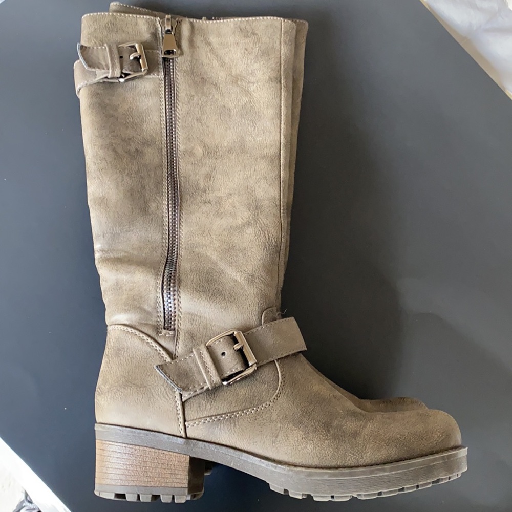 Boots - Picture 7 of 9